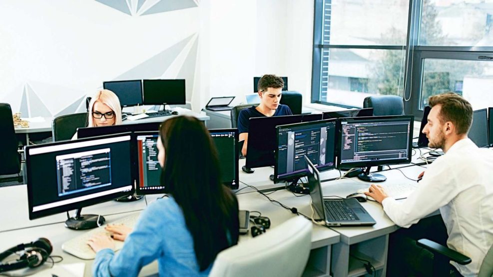 Equipo de consultoría IT trabajando